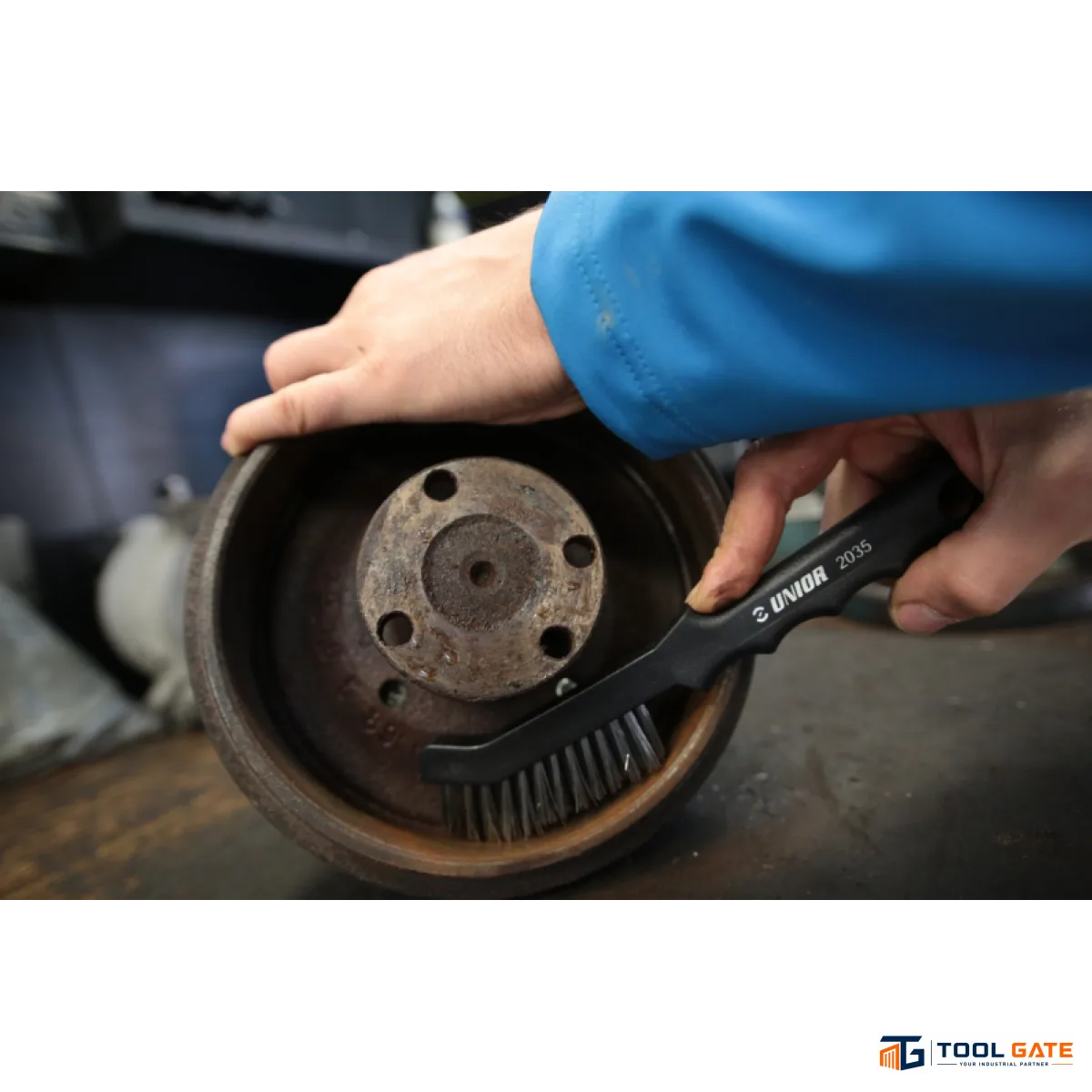 فرشة تنظيف الفرامل - Brake Cleaning Brush يونيور سلوفيني موديل 2035